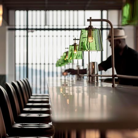 Alila Bangsar Kuala Lumpur Hotel Buitenkant foto The bar at the restaurant