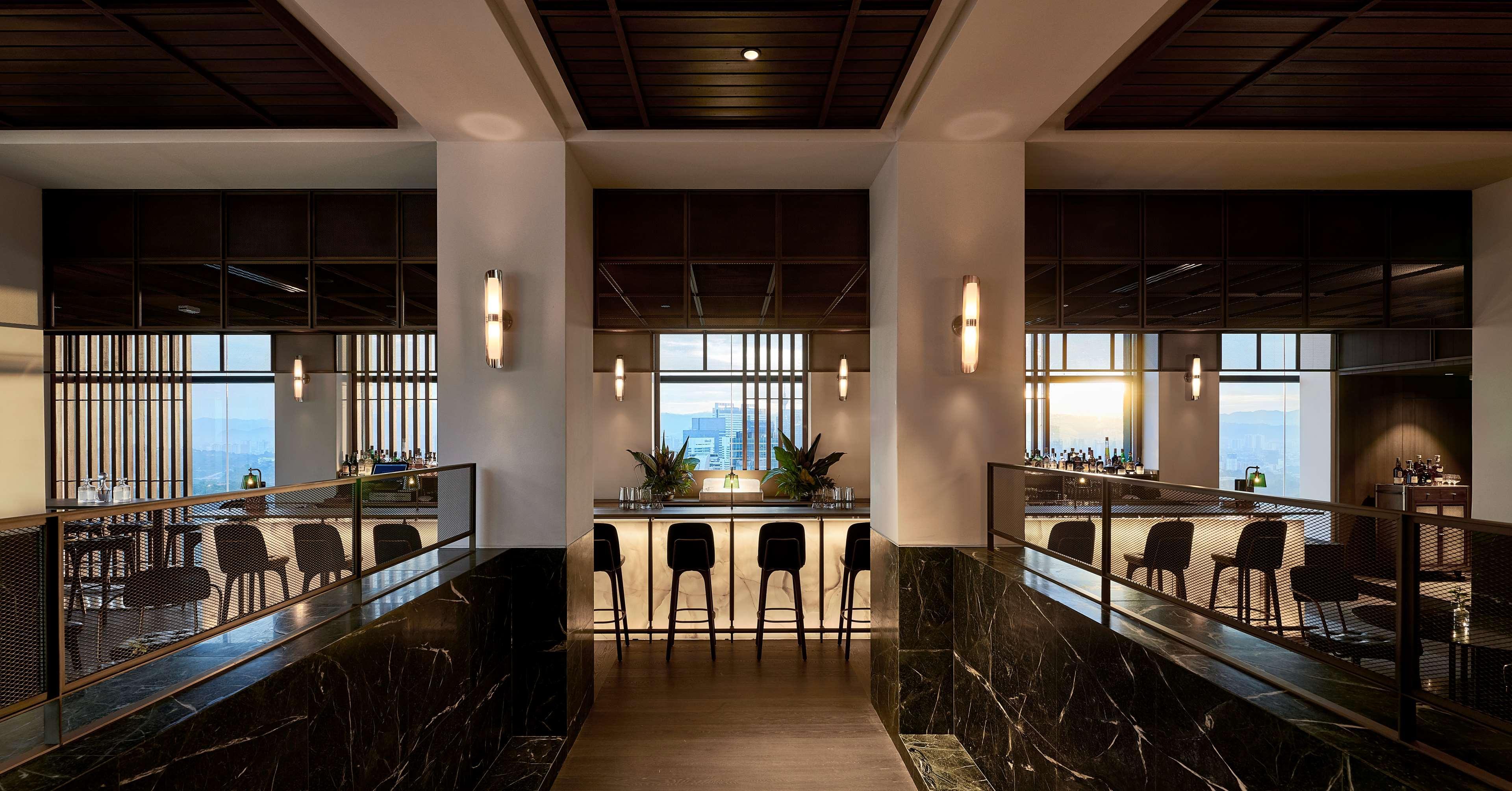 Alila Bangsar Kuala Lumpur Hotel Buitenkant foto The bar at the 19th floor