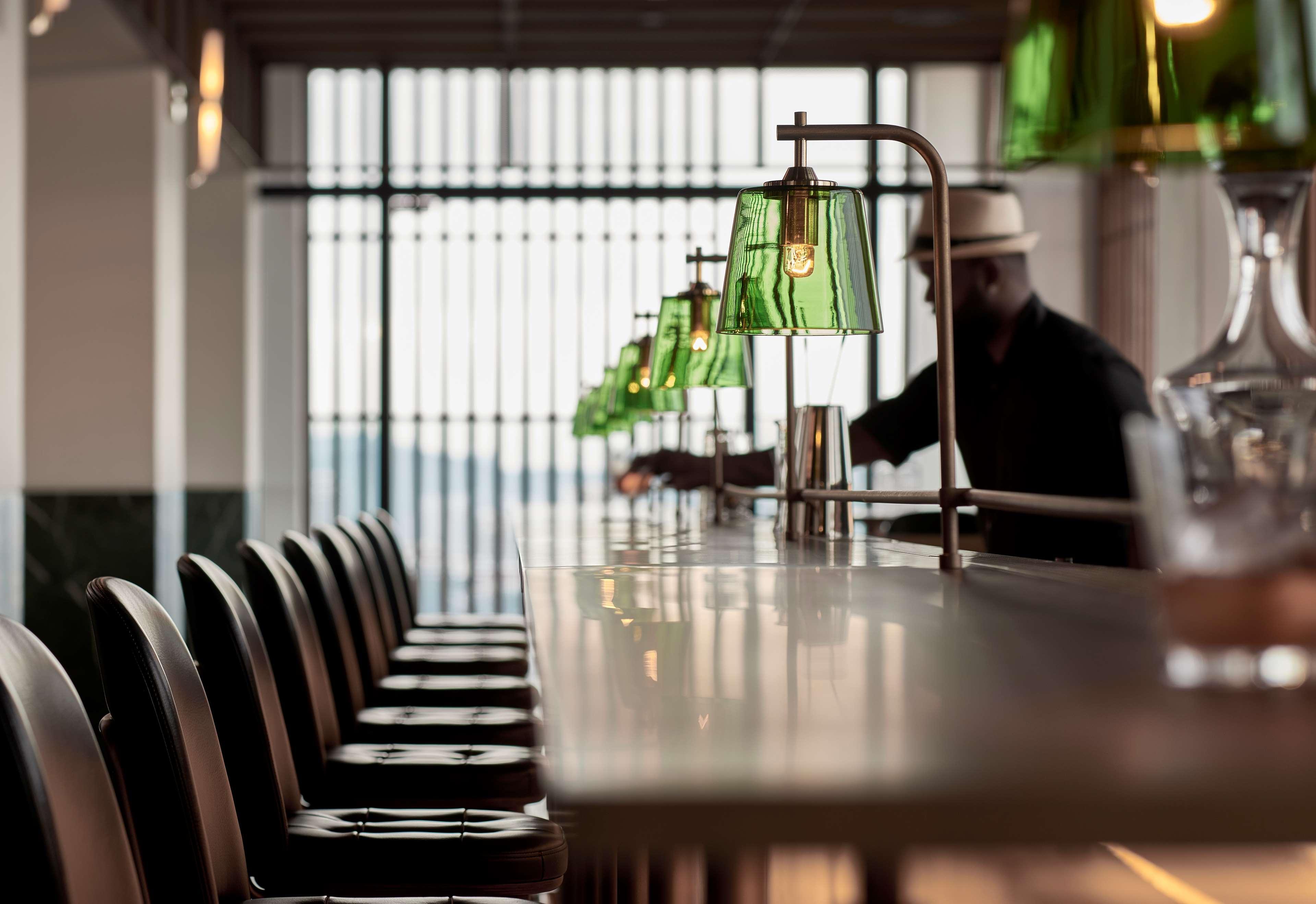 Alila Bangsar Kuala Lumpur Hotel Buitenkant foto The bar at the restaurant