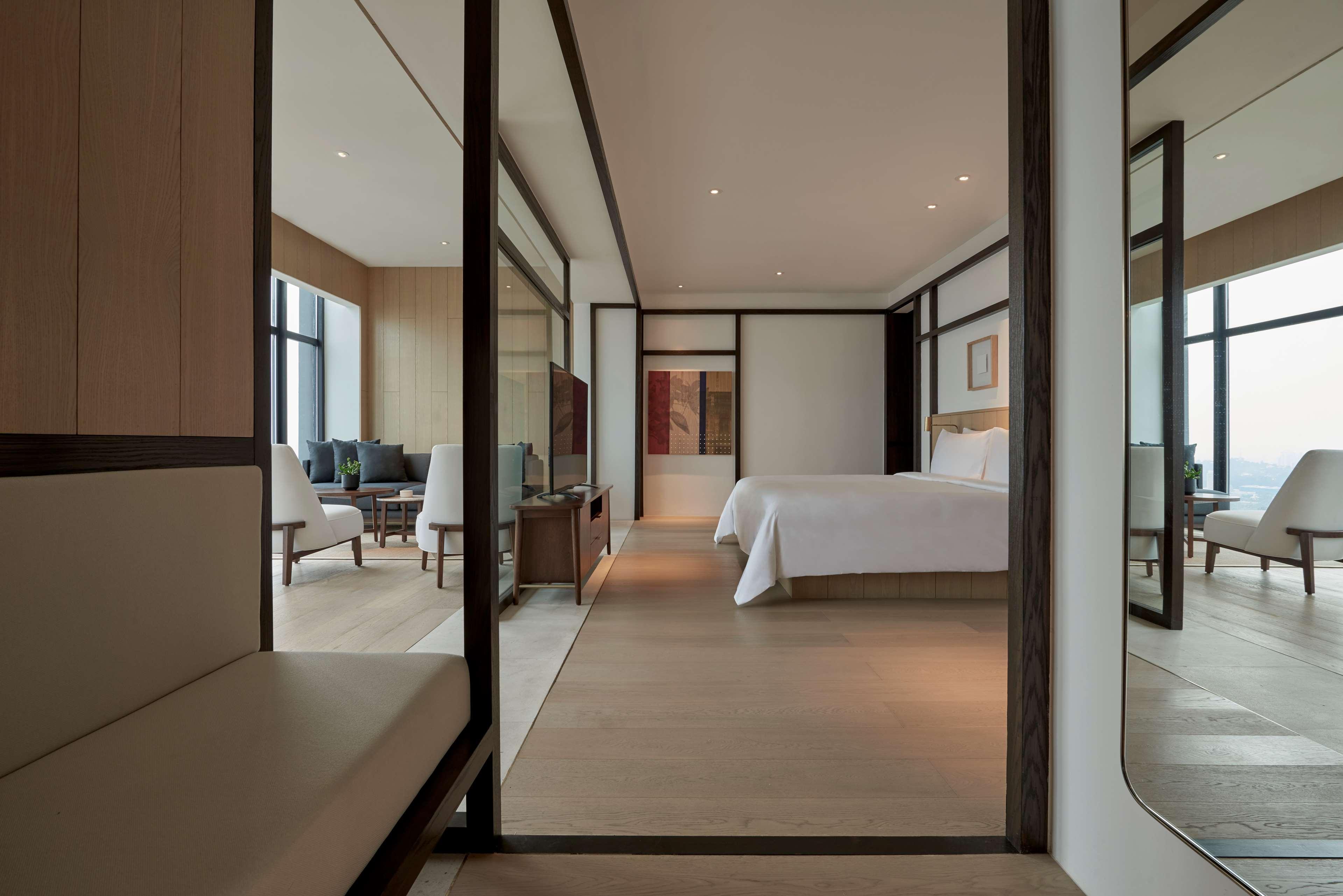 Alila Bangsar Kuala Lumpur Hotel Buitenkant foto A suite at The Ritz-Carlton, Kuala Lumpur
