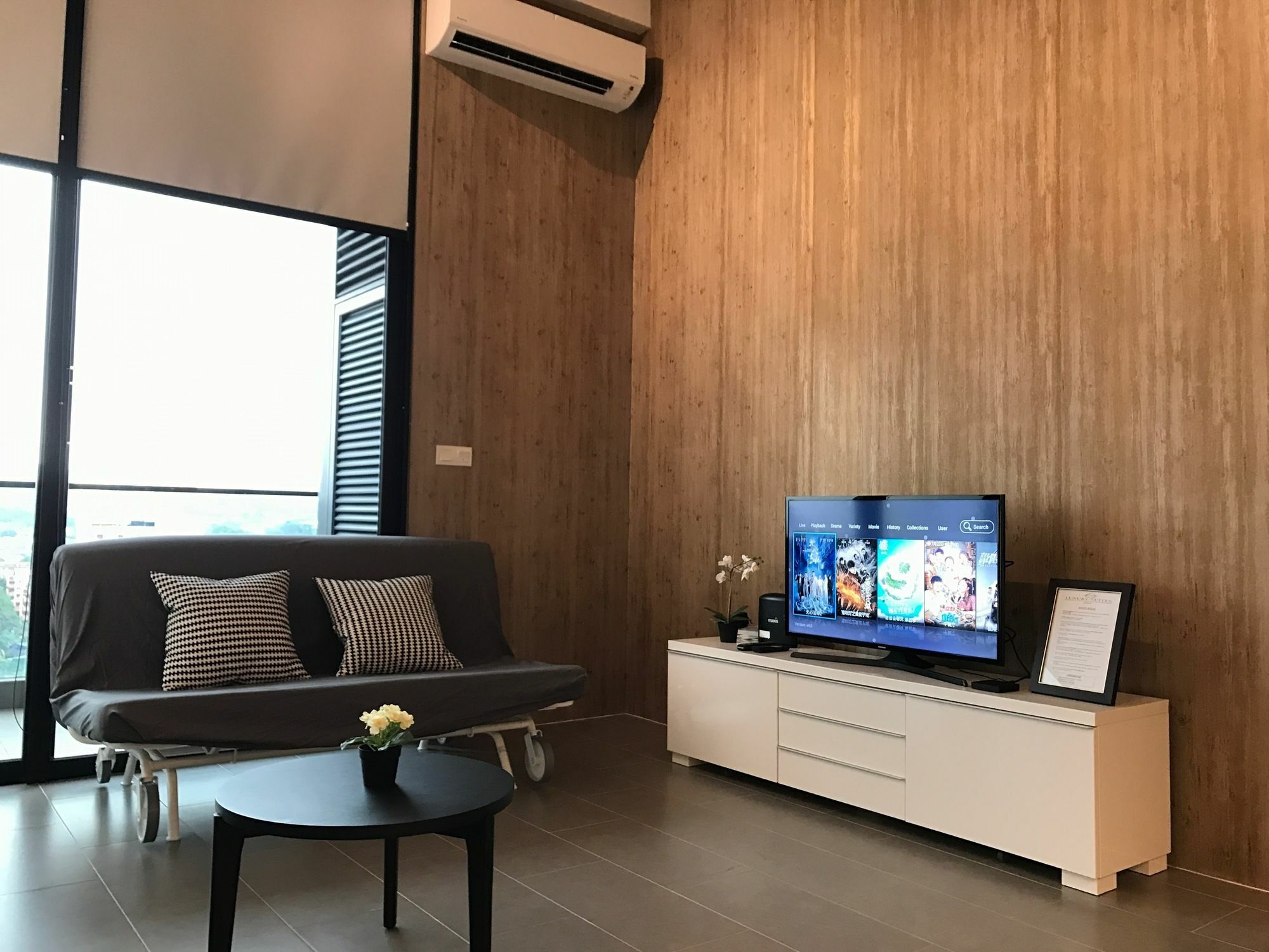 Alila Bangsar Kuala Lumpur Hotel Buitenkant foto A living room with a television