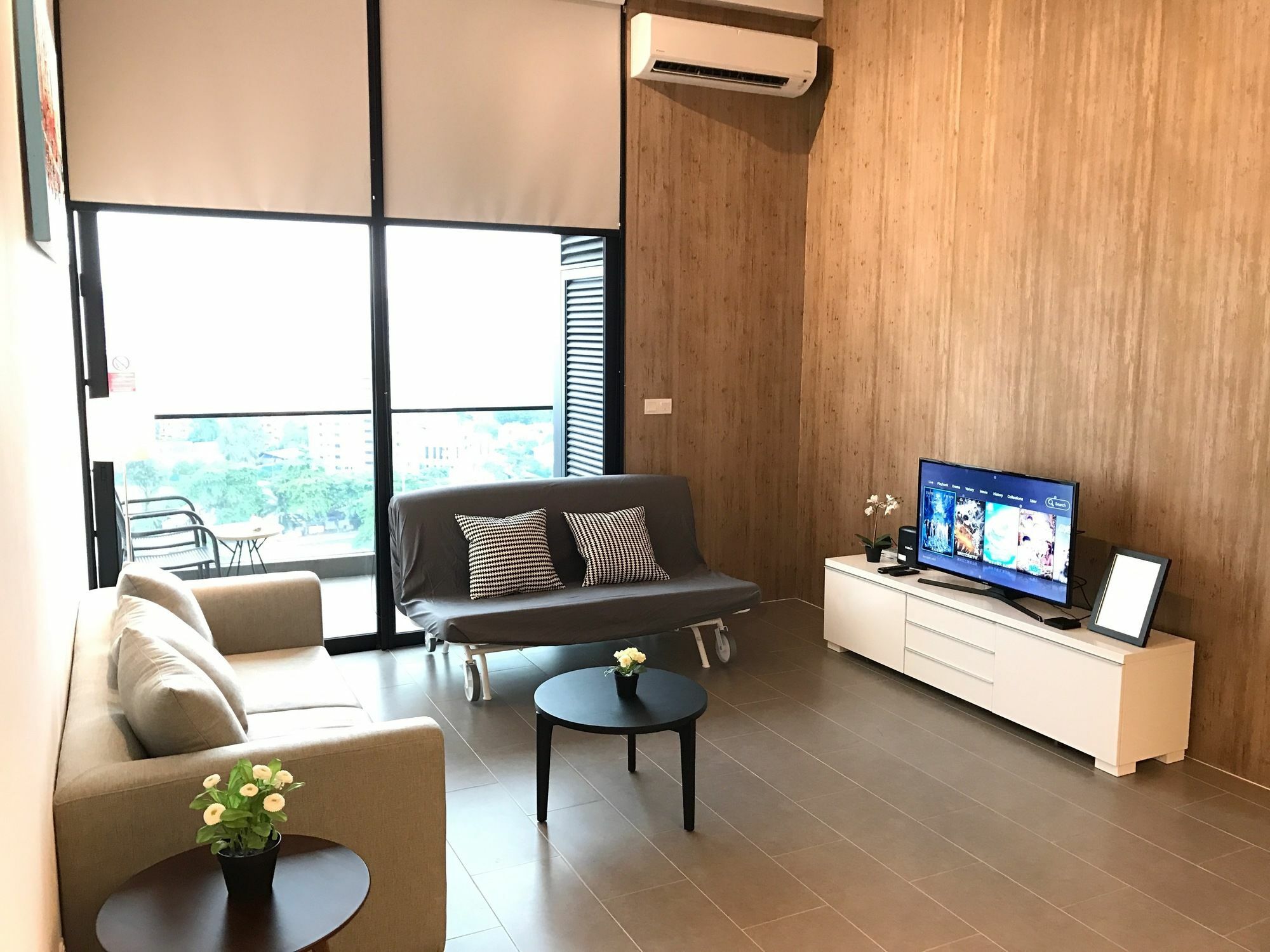 Alila Bangsar Kuala Lumpur Hotel Buitenkant foto A living room in a serviced apartment in Kuala Lumpur, Malaysia.