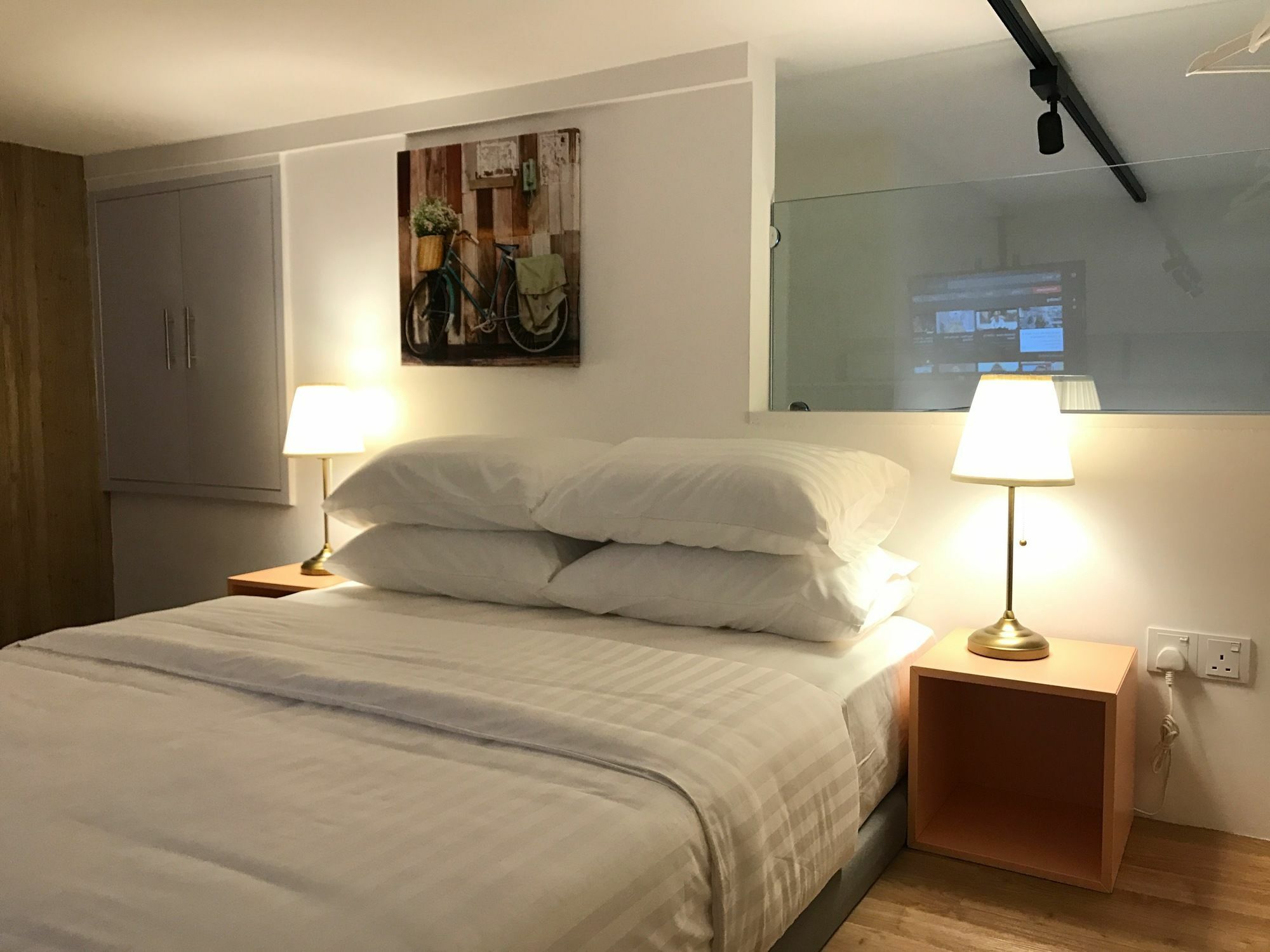 Alila Bangsar Kuala Lumpur Hotel Buitenkant foto A bedroom in a serviced apartment in Singapore