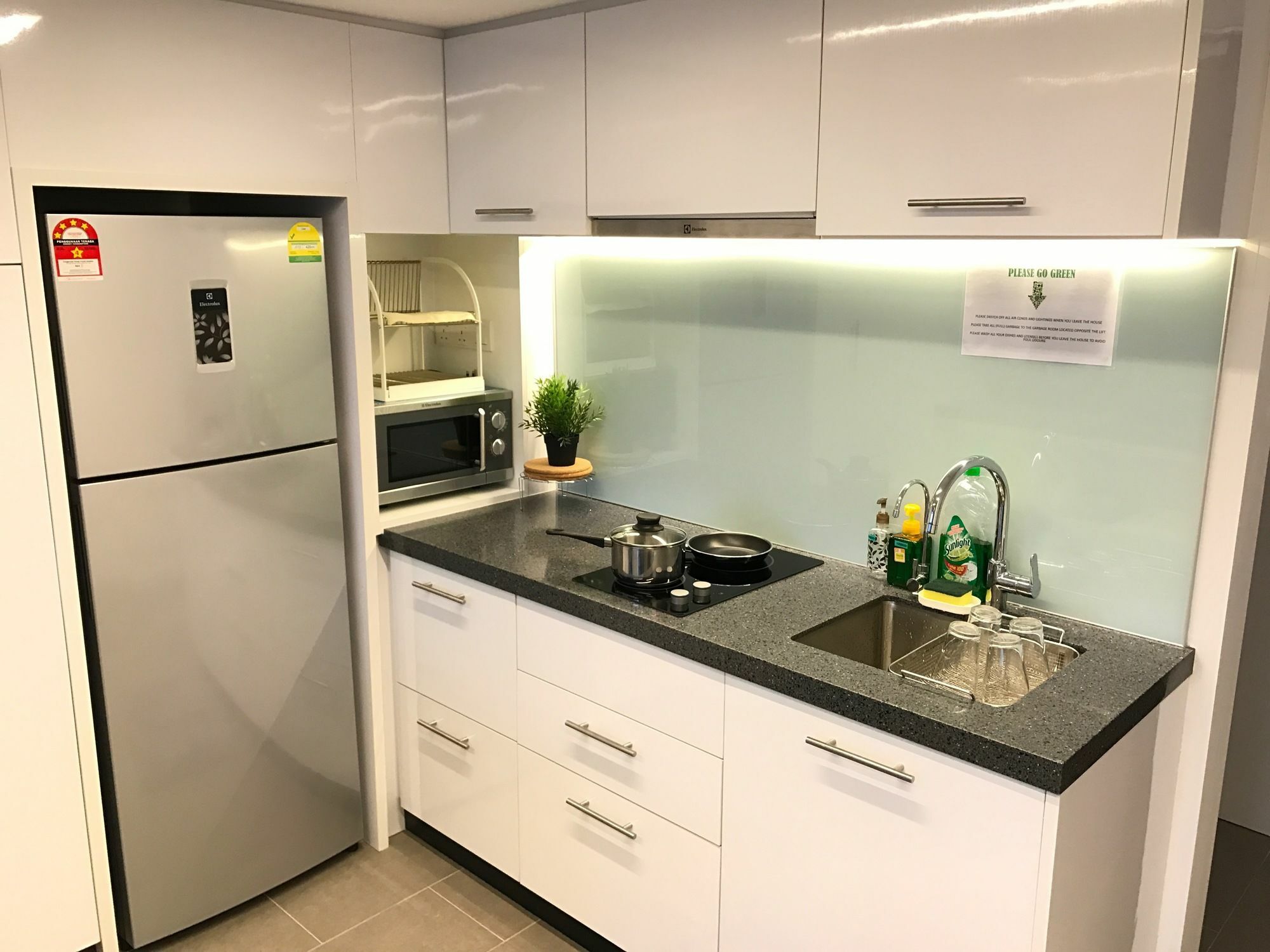 Alila Bangsar Kuala Lumpur Hotel Buitenkant foto A typical kitchen in a student apartment