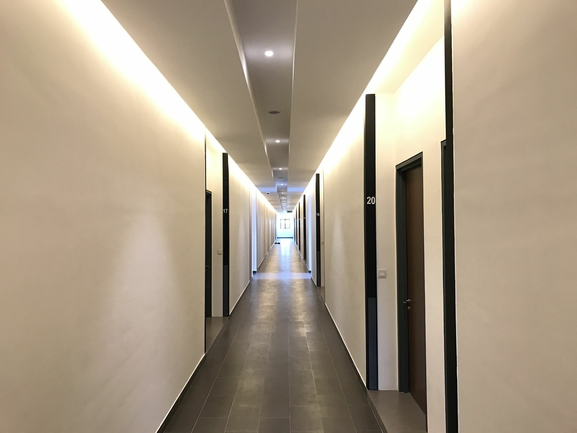 Alila Bangsar Kuala Lumpur Hotel Buitenkant foto A corridor in the new building